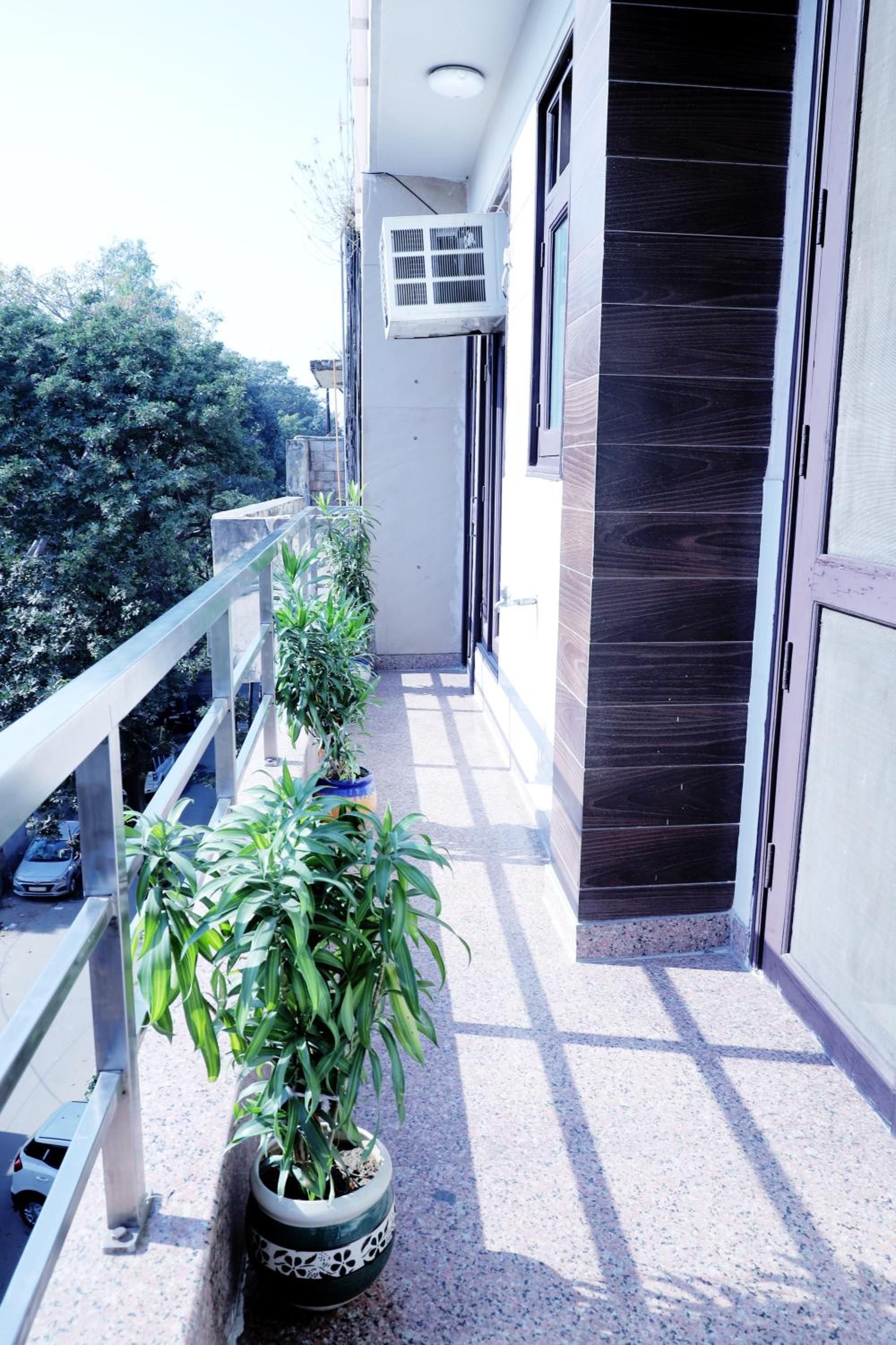 Side Image 2