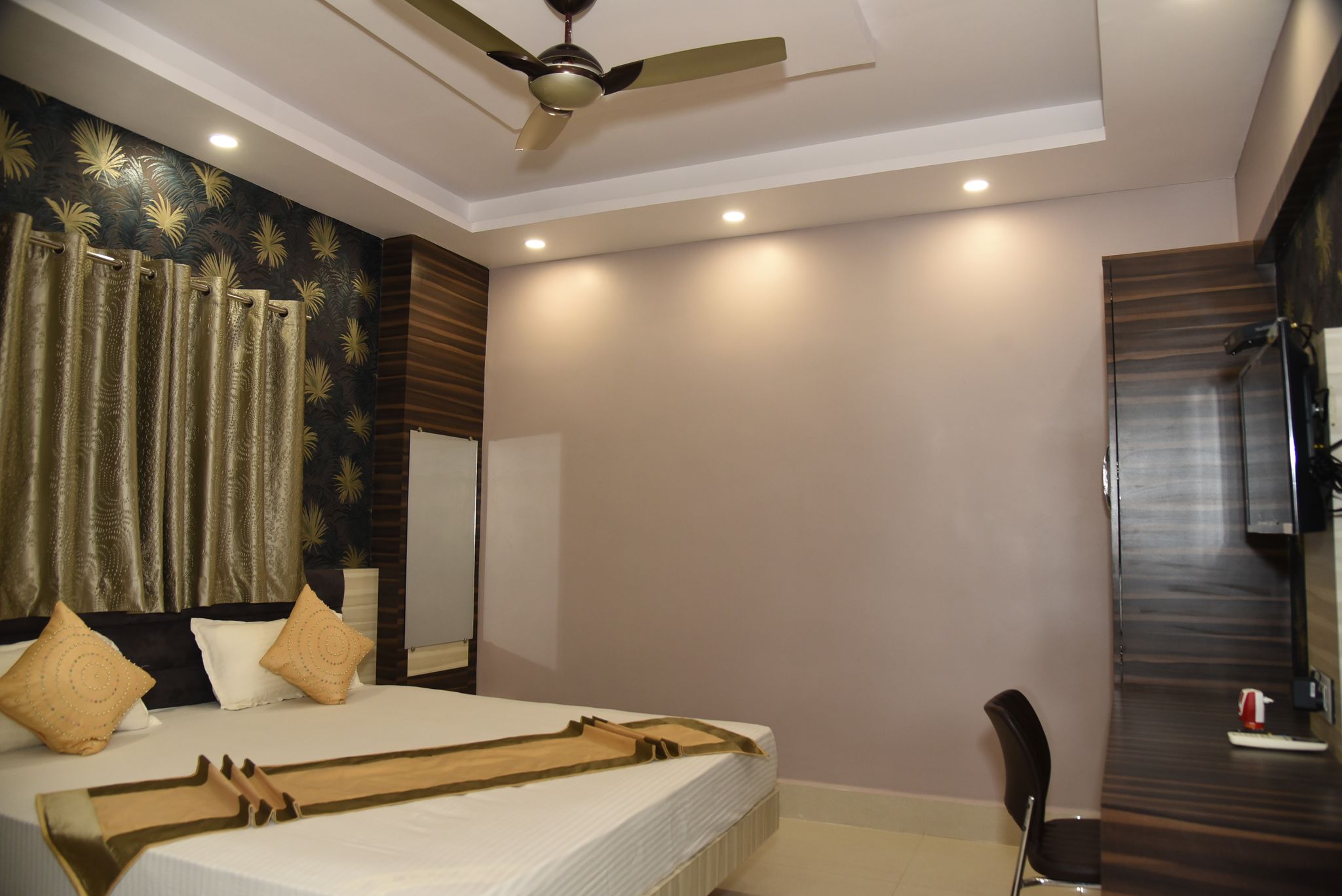 Palm Tree Inn Deluxe Room 3