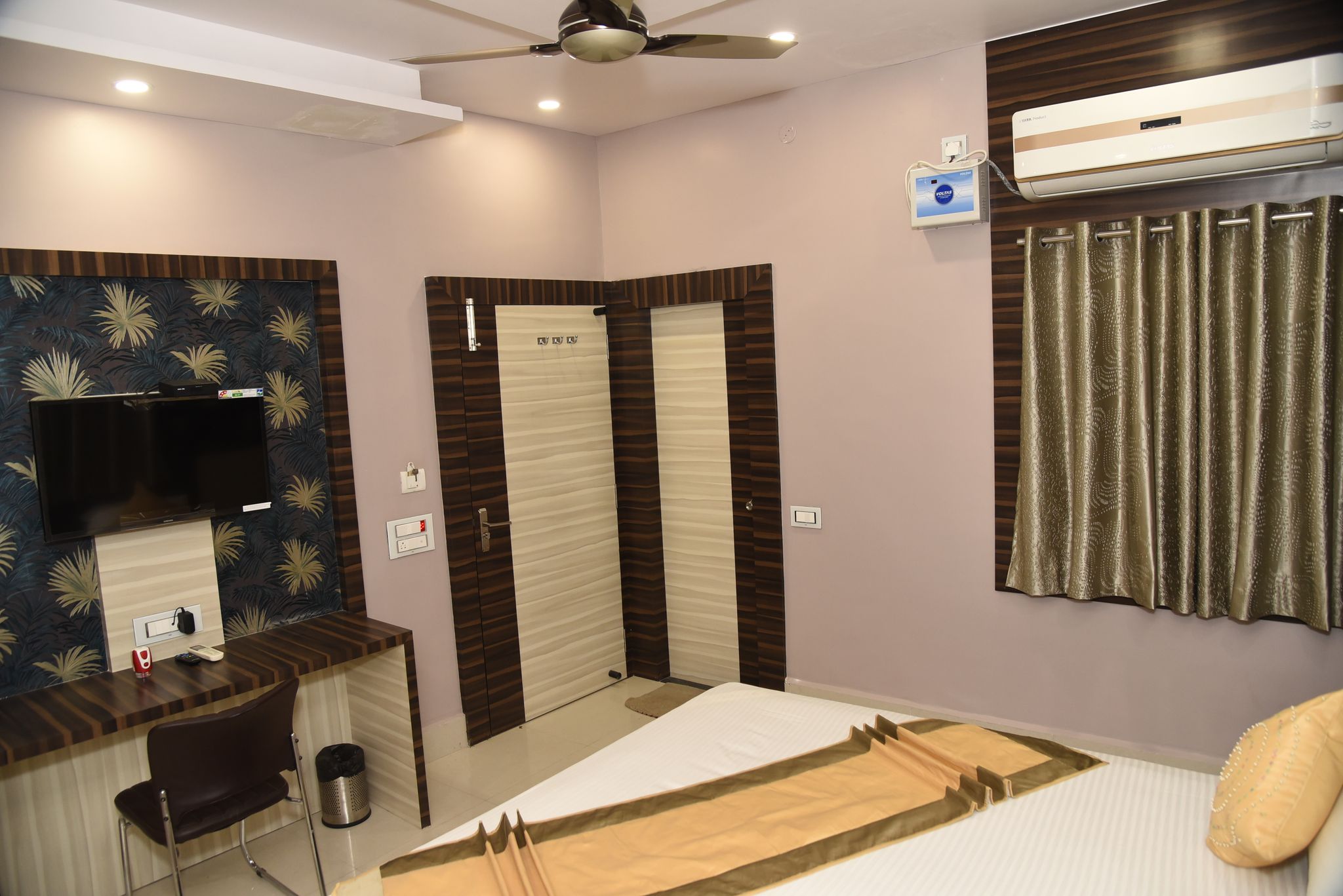 Palm Tree Inn Deluxe Room 6