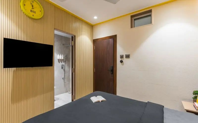 The Hosteller Mumbai, International Airport Standard Double Room 2