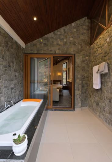 The Sunrise Studio with Balcony (River View)