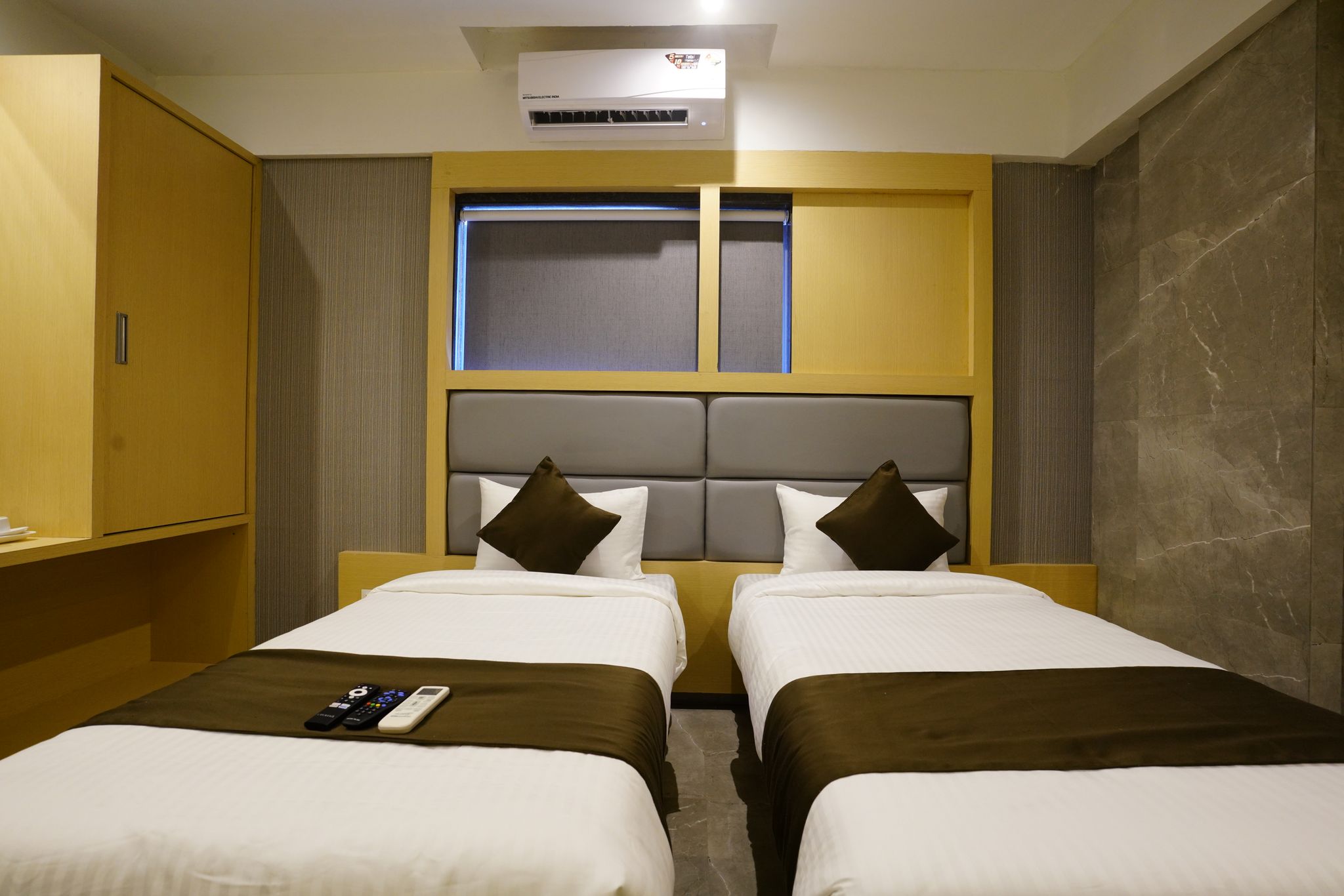 DELUXE ROOM (TWIN)