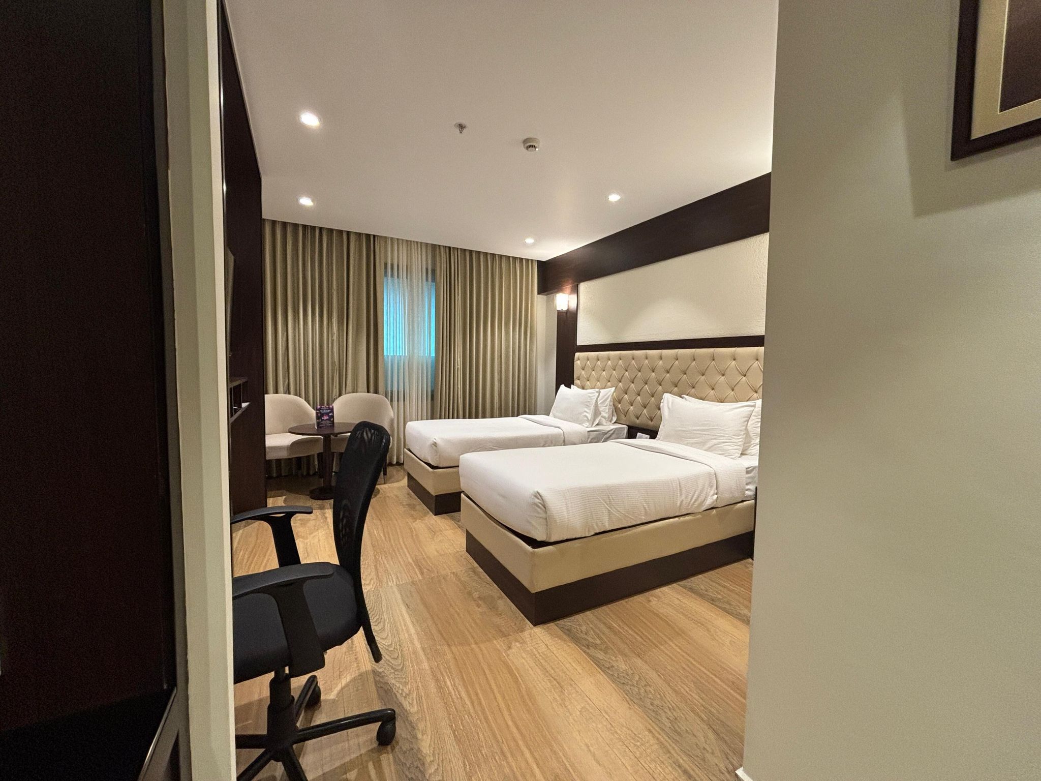 The Ocean Pearl Times Square Deluxe Twin Bed