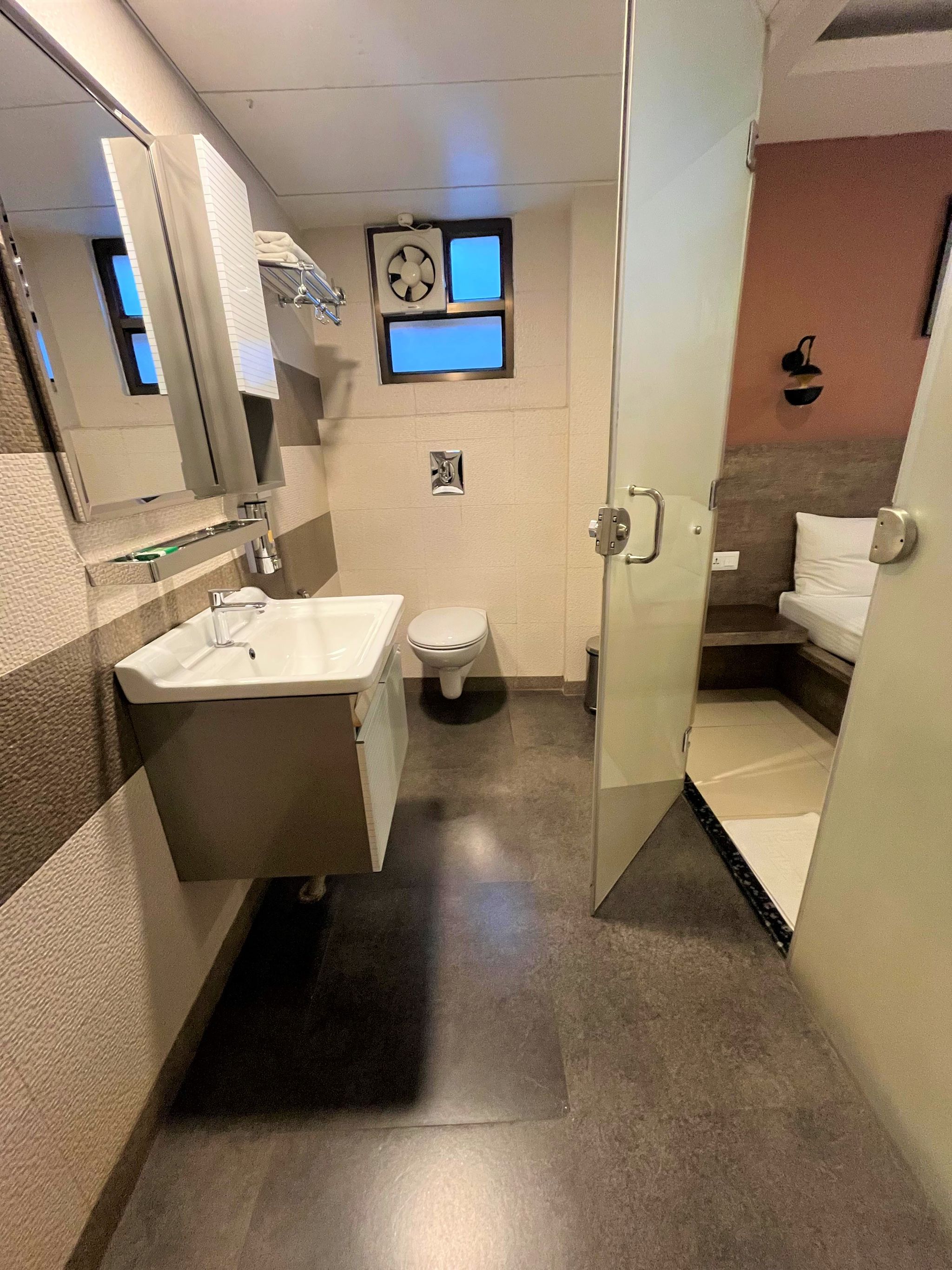 The Padma Hotel DELUXE NON AC QUEEN 3