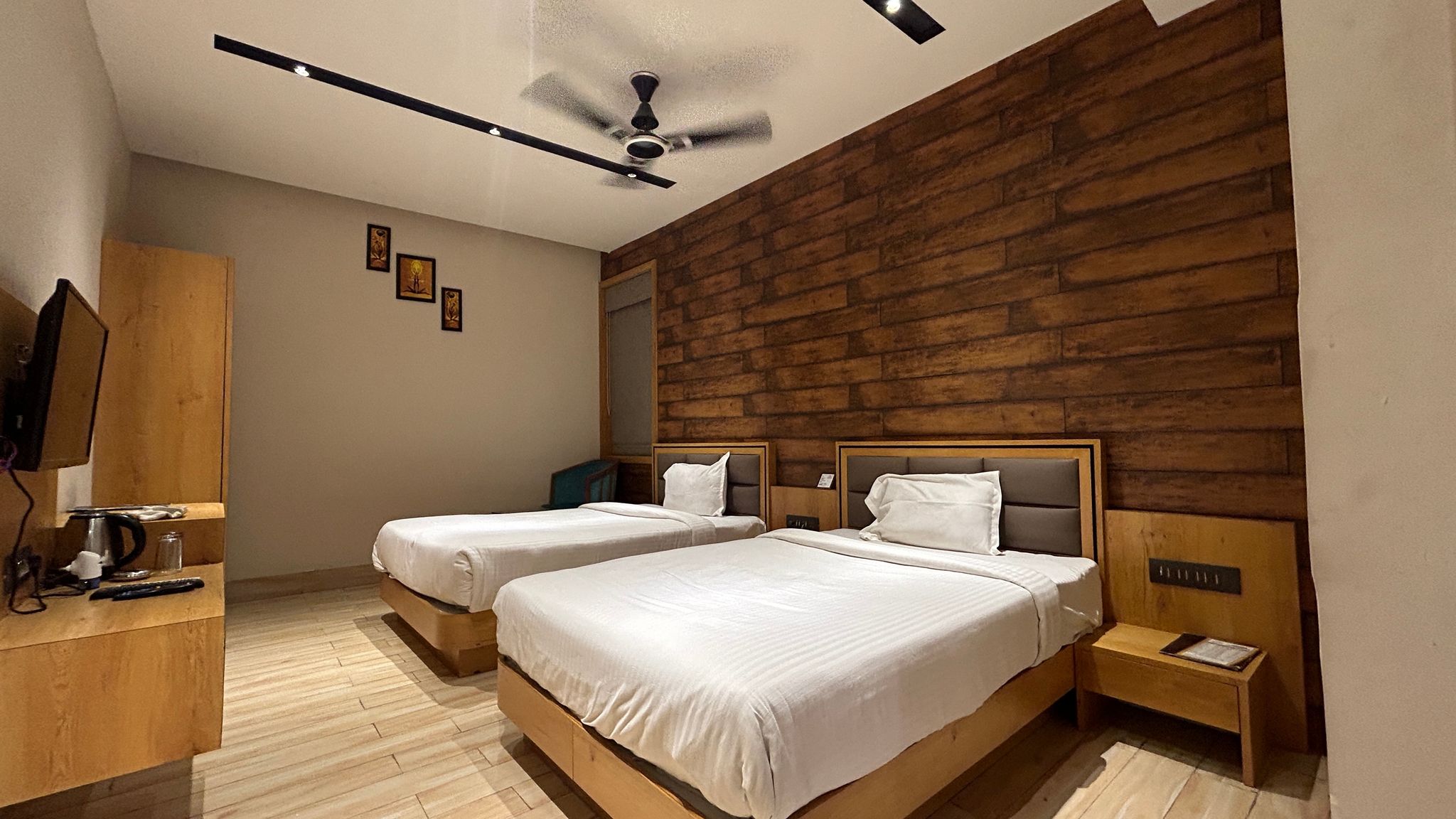 Aceotel Premier Ace Deluxe Room With Twin Bed 4