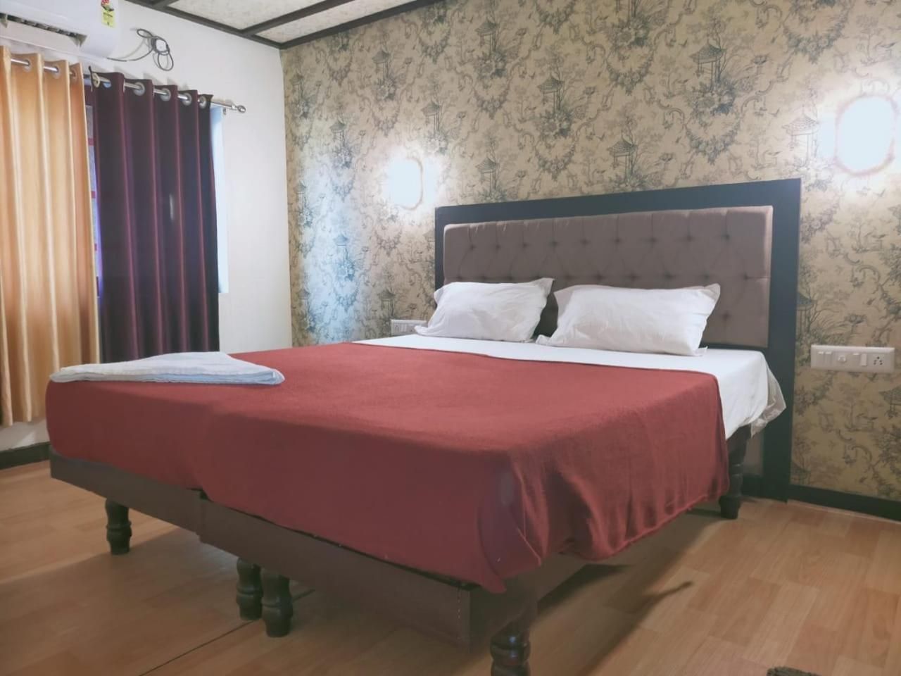 Kerala Boathouse Deluxe Room- AC timing 8PM to 6AM 4