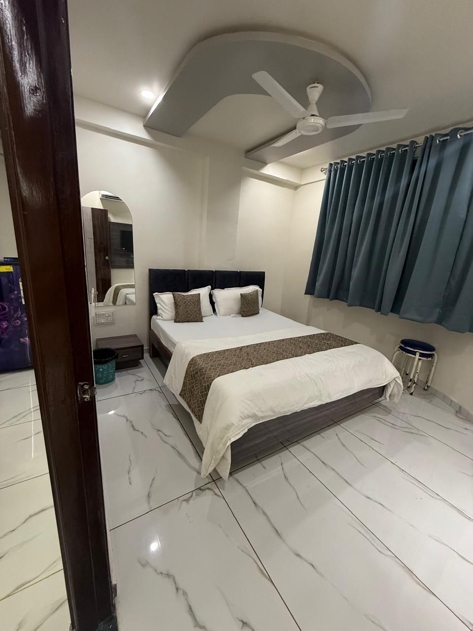 HOTEL SHYAM INN DELUXE ROOM 4