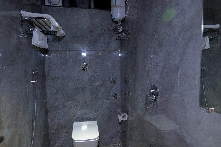 Hotel Aishwarya Deluxe Room 7