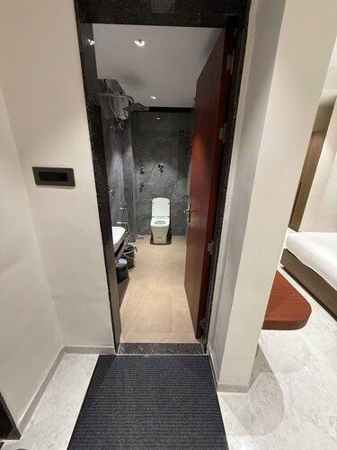 Hotel Aishwarya Deluxe Room 6