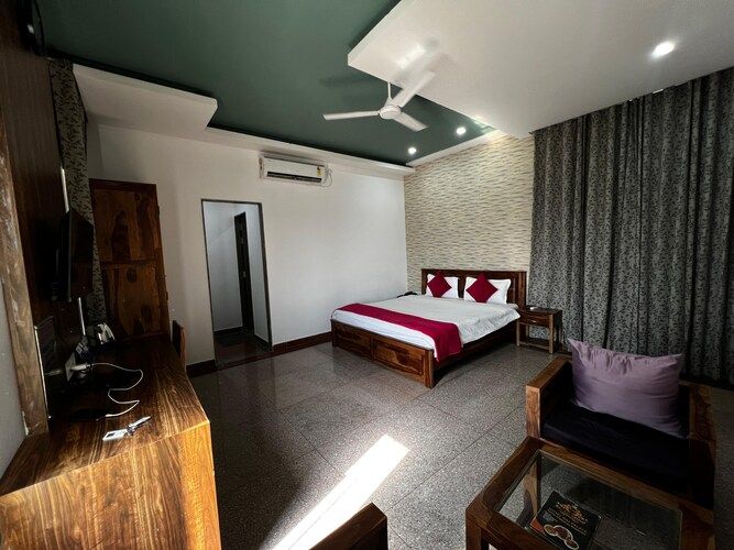 DELUXE ROOM