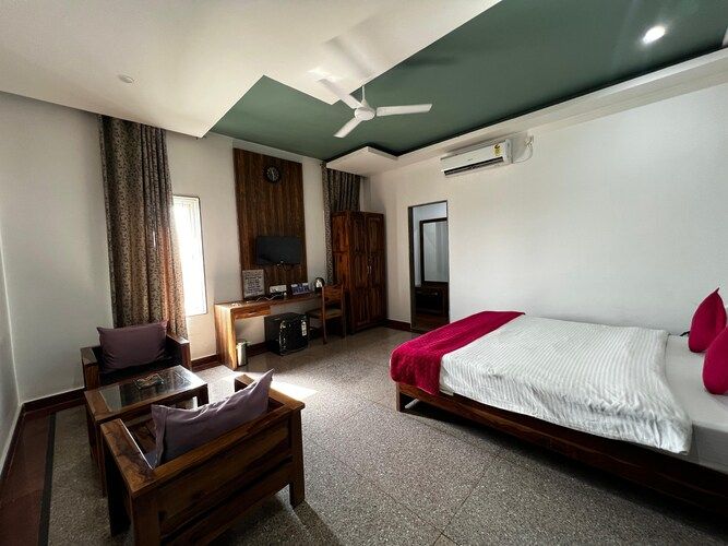 HOTEL RAJ PALACE DELUXE ROOM 2