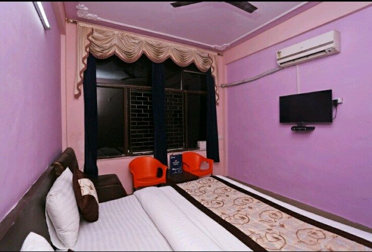 Hotel Shri Radhey Radhey Deluxe Double Bed Room 2