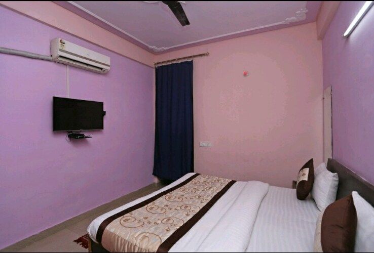 Hotel Shri Radhey Radhey Deluxe Double Bed Room 3