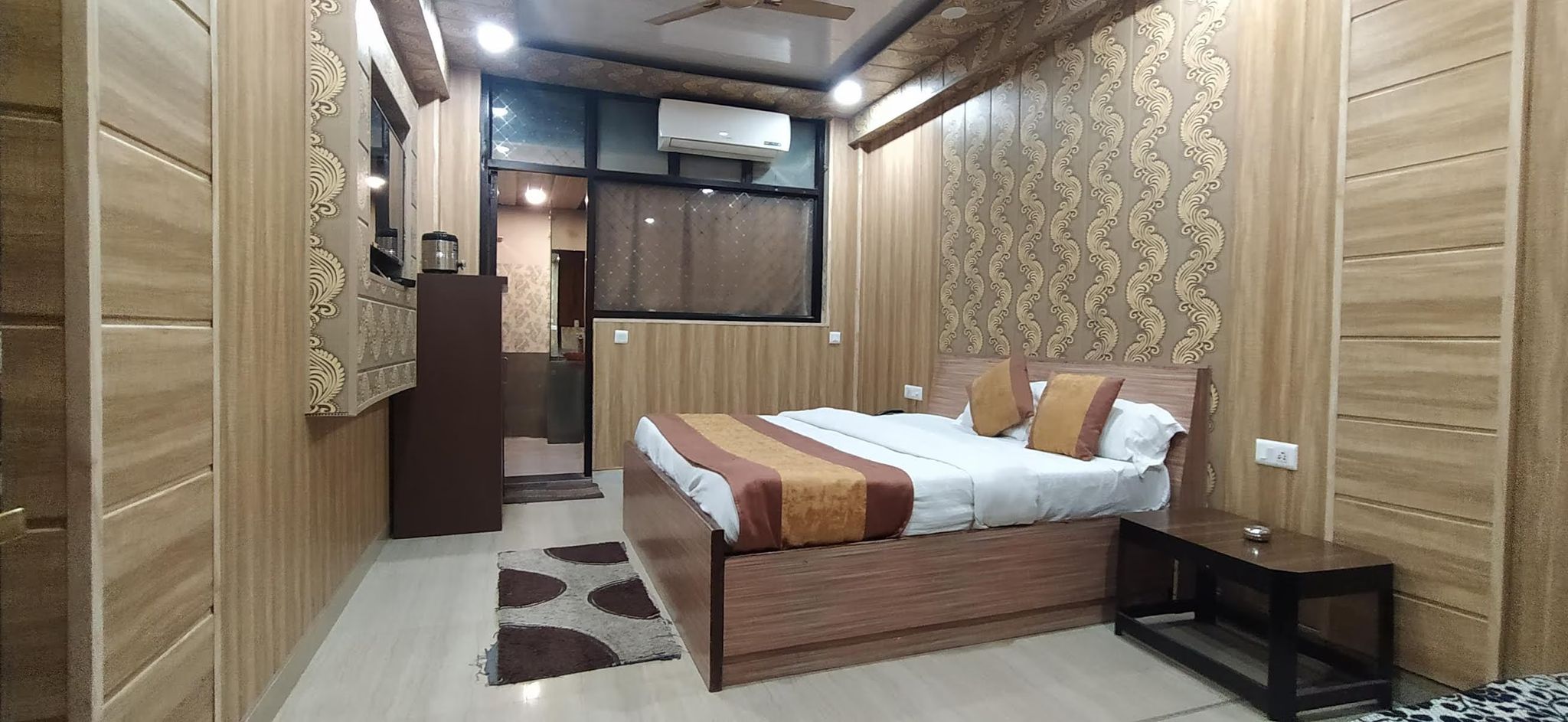 Hotel Shri Radhey Radhey Deluxe Double Bed Room 4