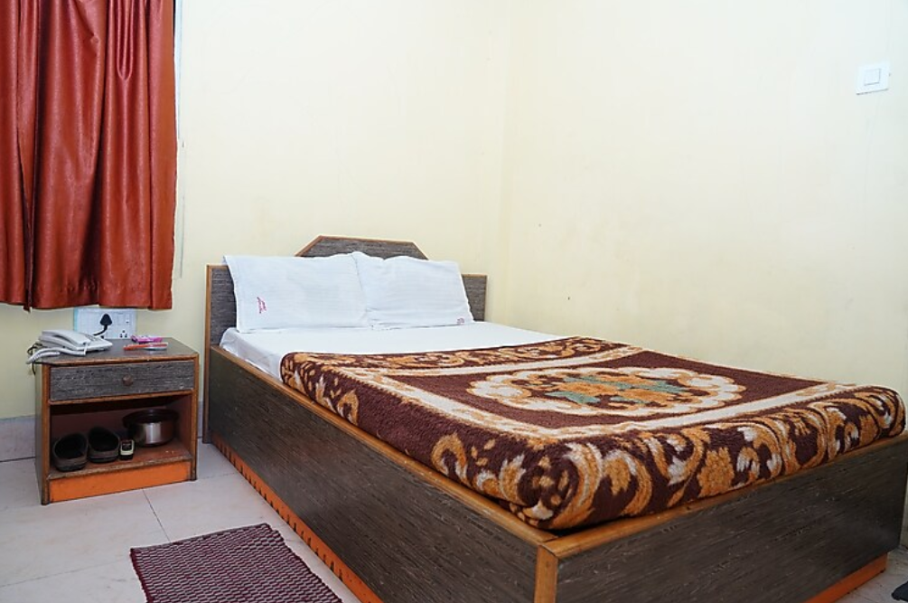 Hotel Aastha Palace Non Ac Deluxe Room 3