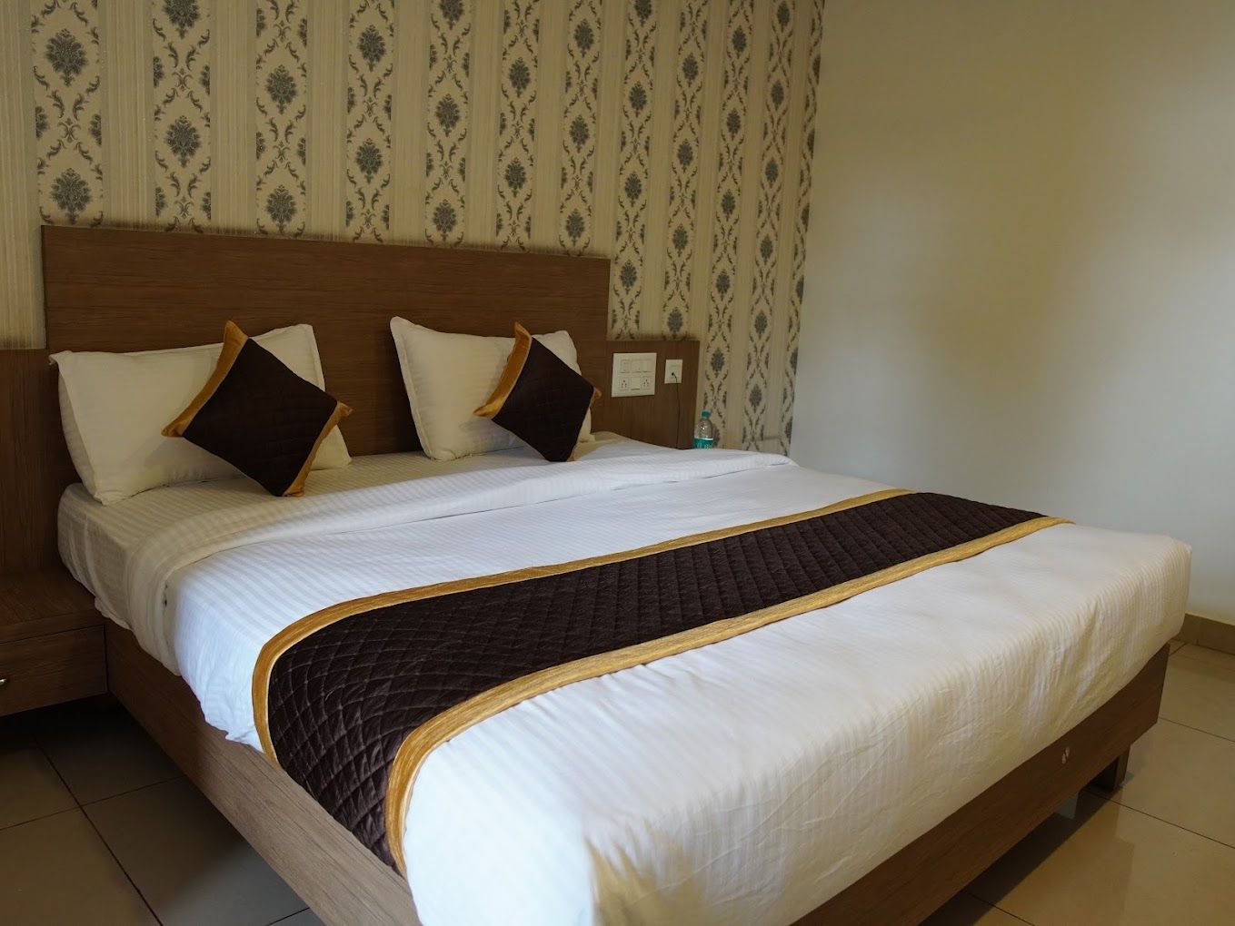 Hotel Janani Mansion Deluxe Room AC