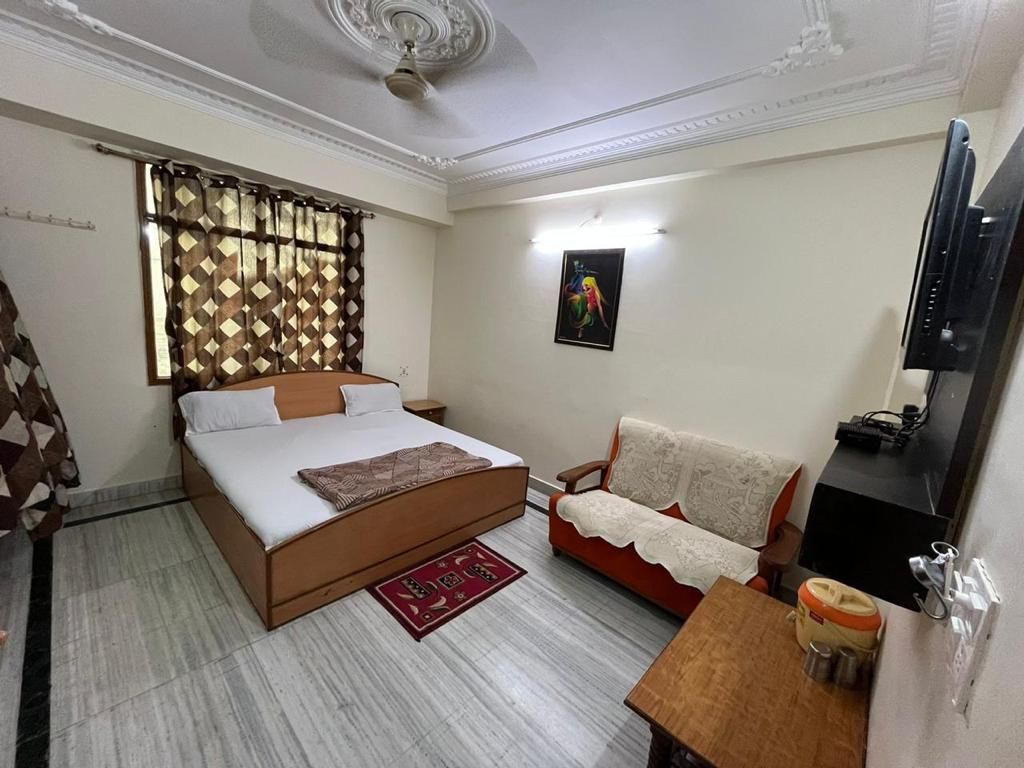 GIRIRAJ KRIPA Double Bed Room