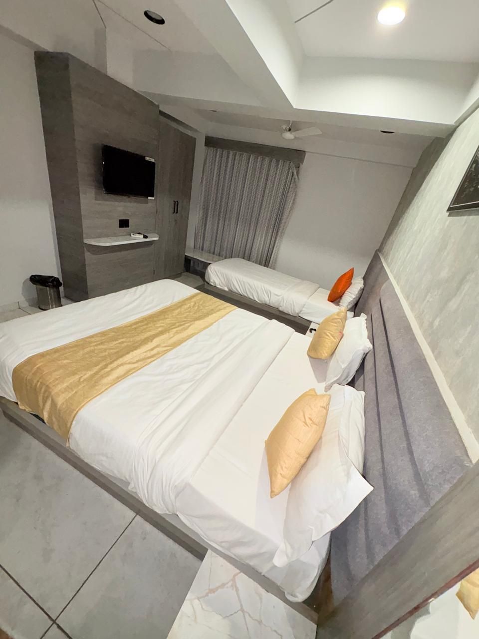 EXECUTIVE ROOM