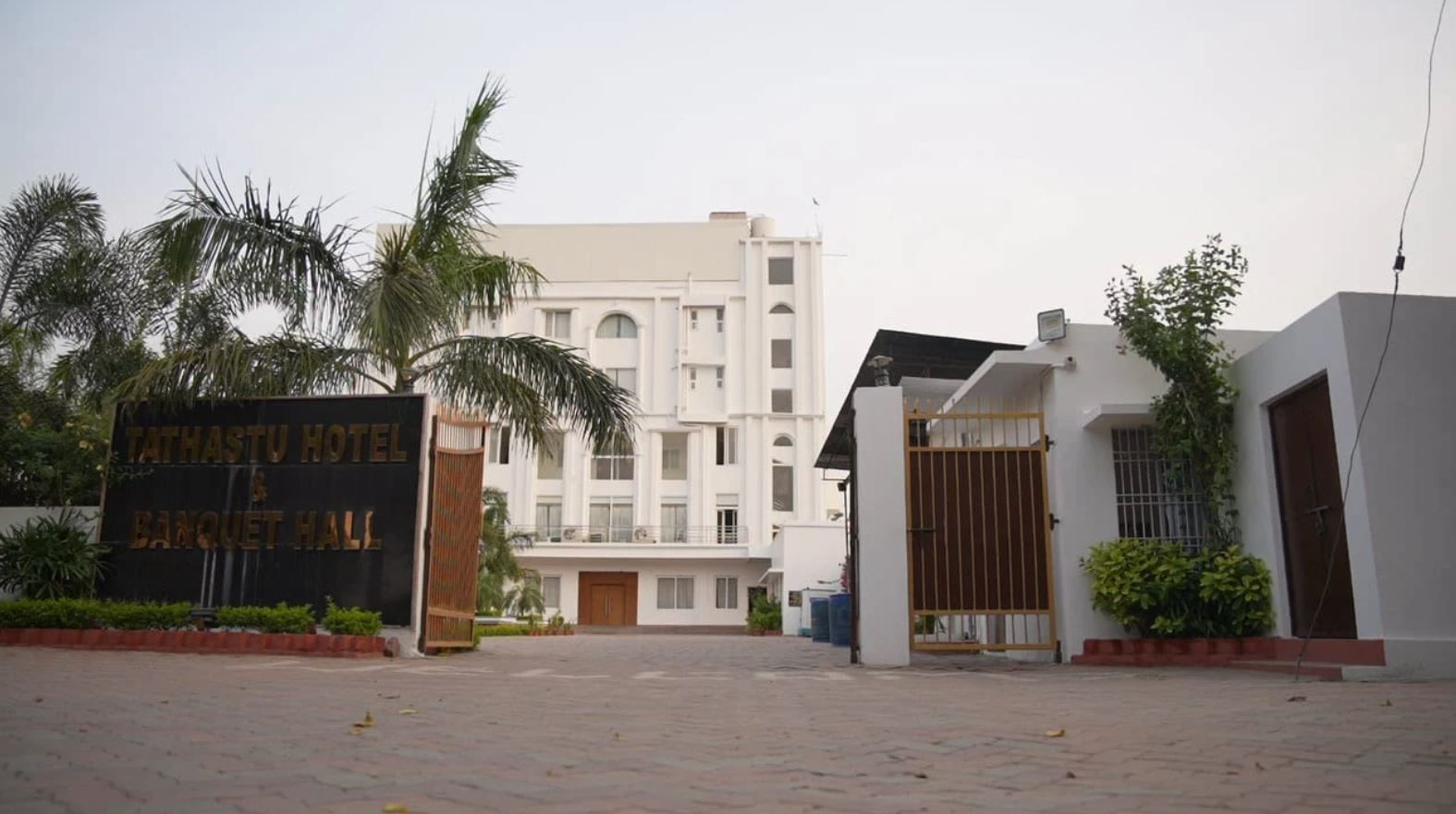 Tathastu Hotel & Banquet Hall