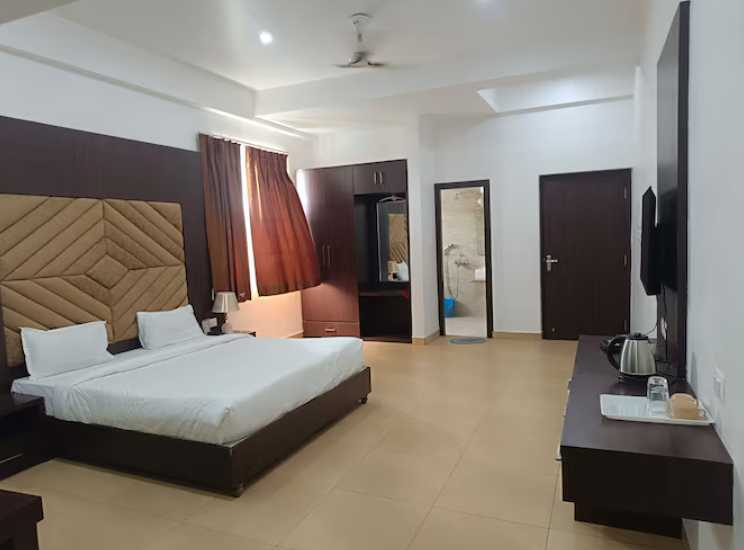 Tathastu Hotel & Banquet Hall Suite Room 4