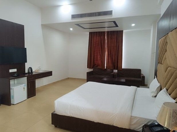 Tathastu Hotel & Banquet Hall Suite Room 2