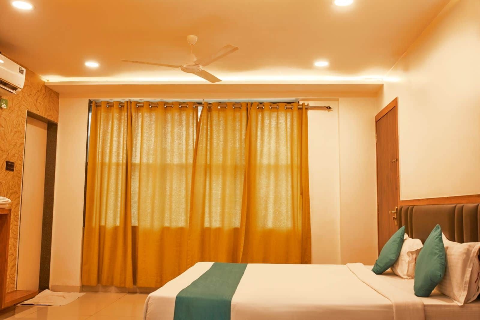 Suite Room With Bathtub