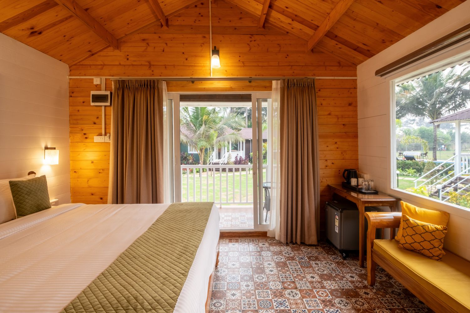 Deluxe King Room with Garden View