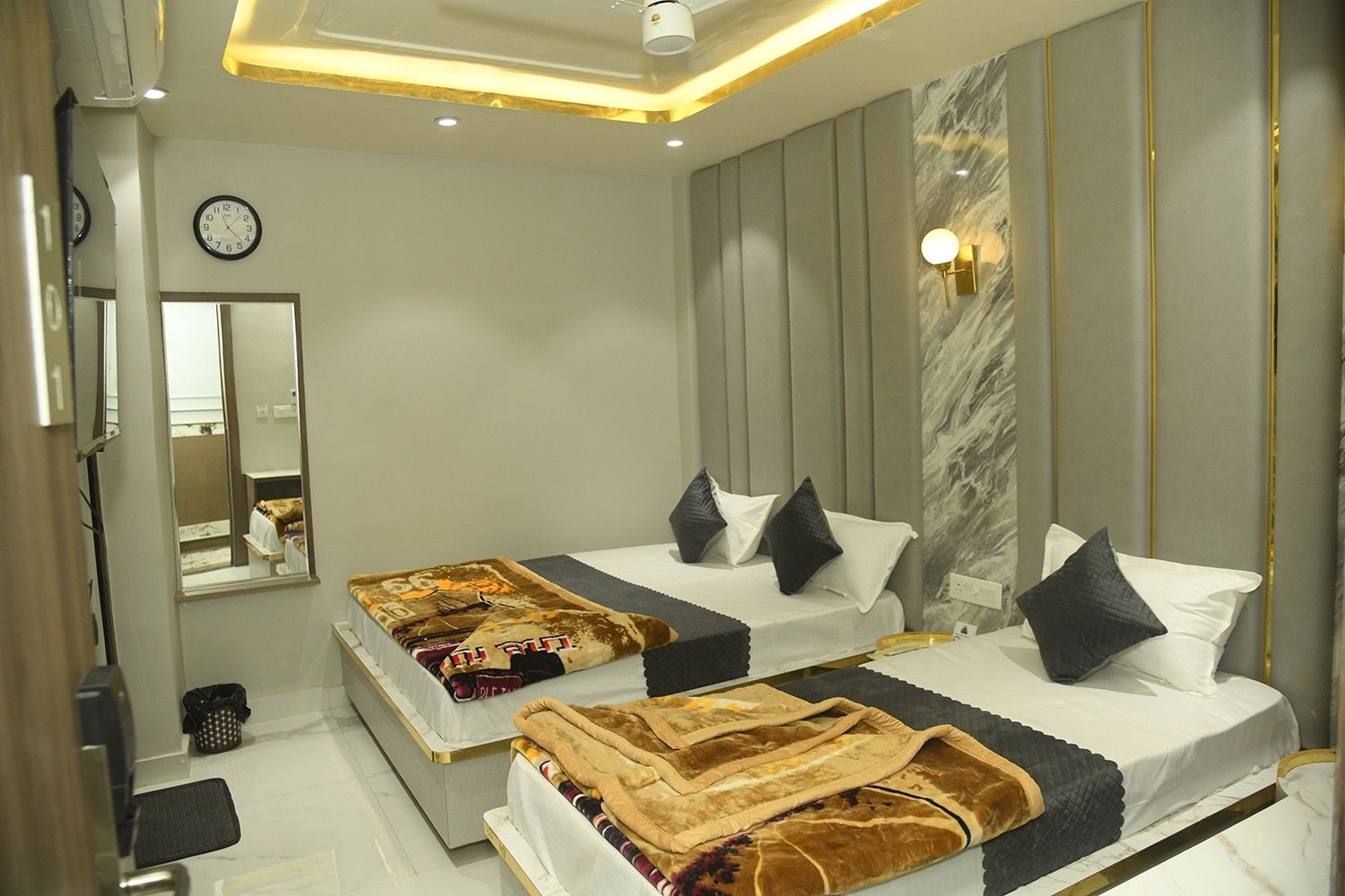 Hotel Shahanshah Luxury Double Bed Room