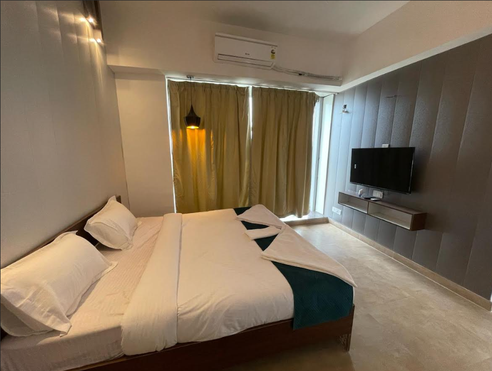 Nimantrana Luxury Suites with Pool | 5 mins Walk from Sector 75 Metro Standard Suite 2