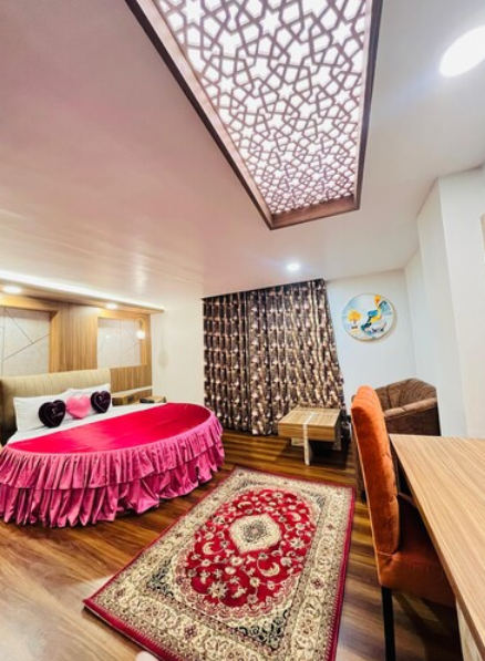 Broadway Boutique Honeymoon Love Bird Room 3