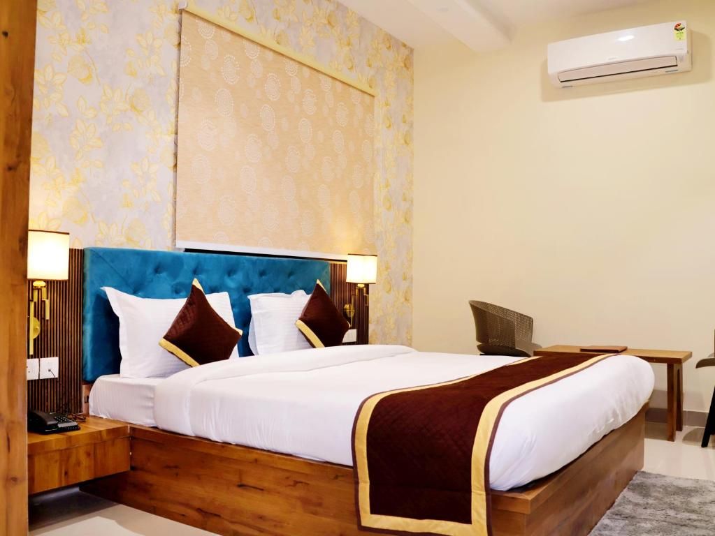 Hotel Tulsi Grand Inn Deluxe Double Room 4