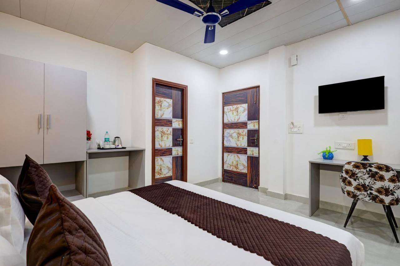 Hotel Warm Welcome Inn - Sector 26 Deluxe Room 9