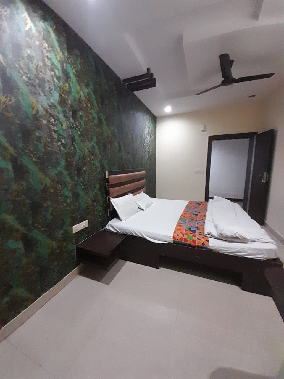 Hotel Mezbaan Deluxe Double Room 2