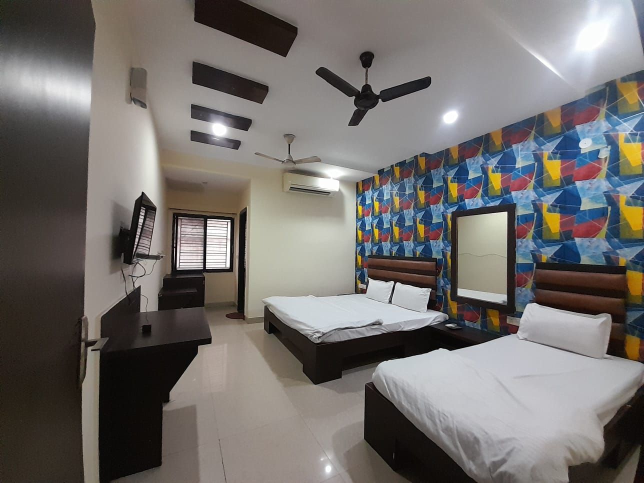 Hotel Mezbaan Deluxe Double Room