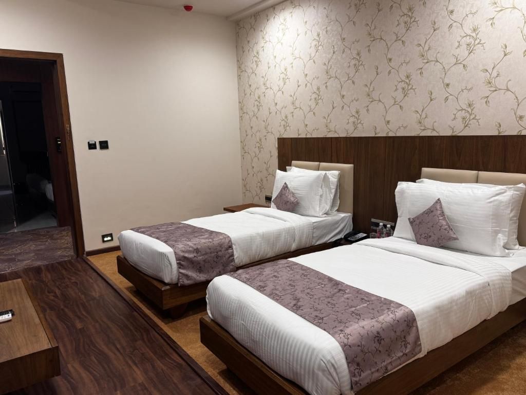 Hotel Pam Premium Vadodara Grand Room