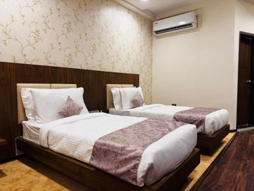 Hotel Pam Premium Vadodara Grand Room 2