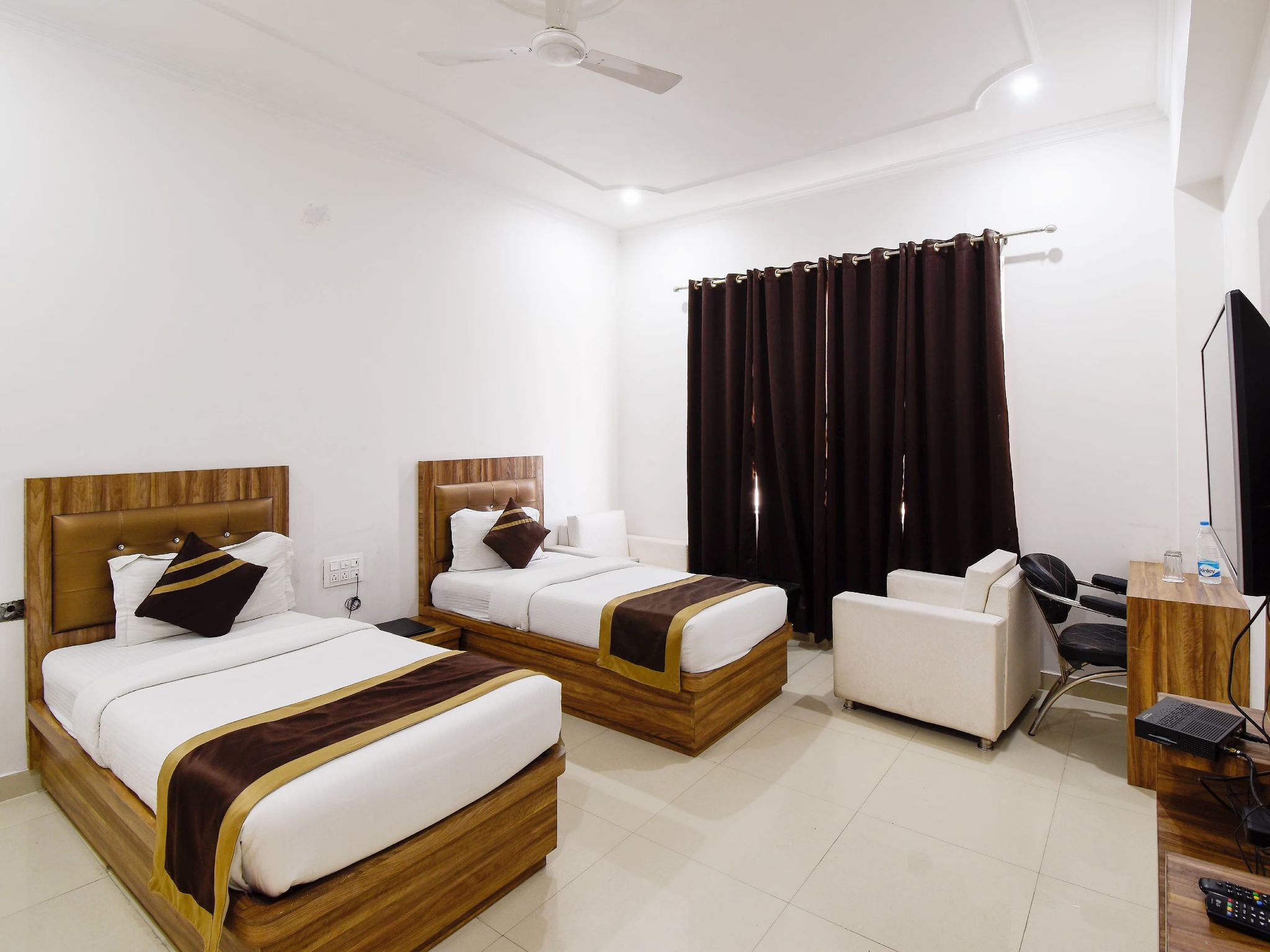 Hotel The Elite Inn Royal Deluxe Twin Bed Room