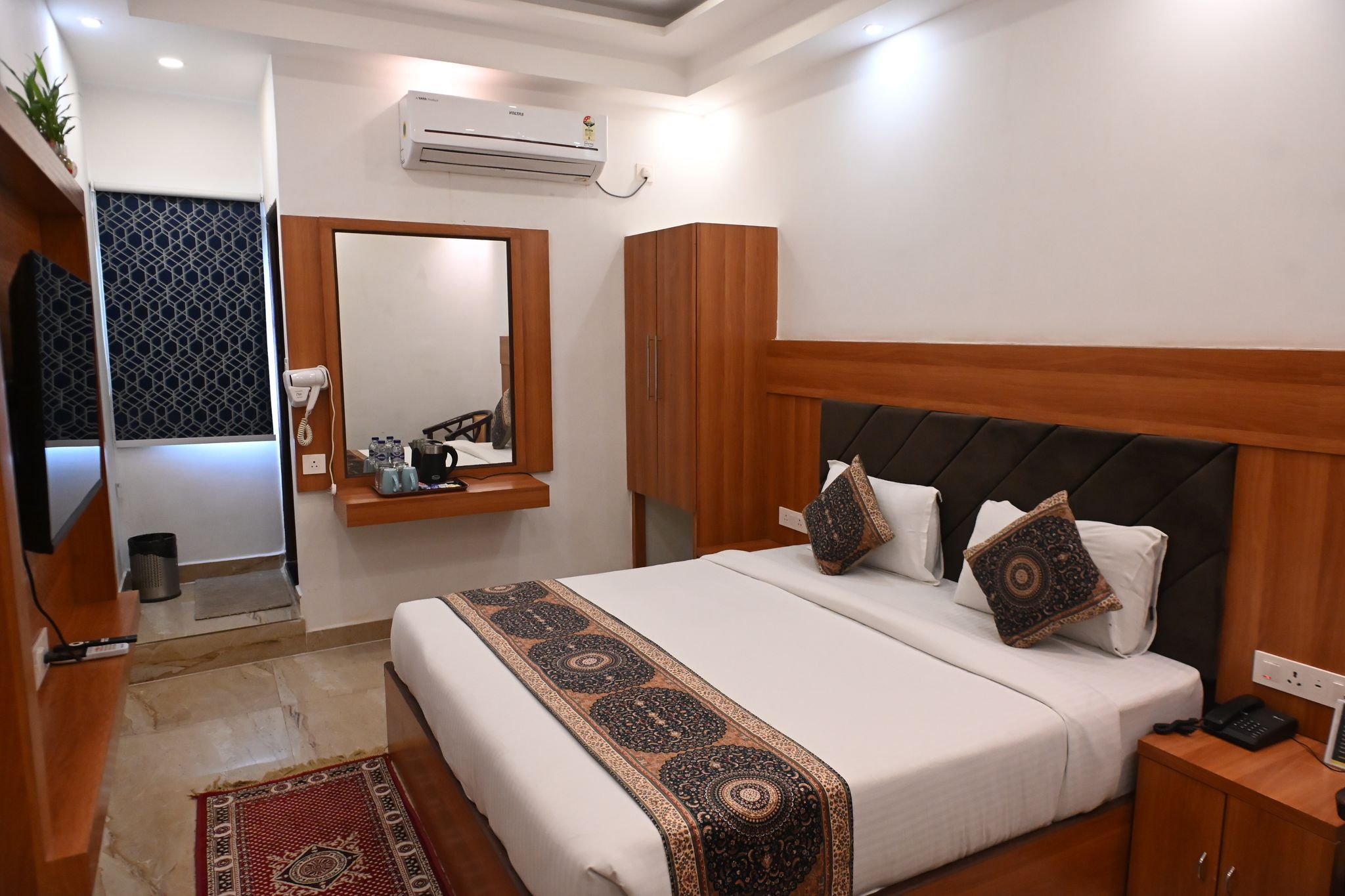 Hotel Varuna Grand Deluxe Room King 5