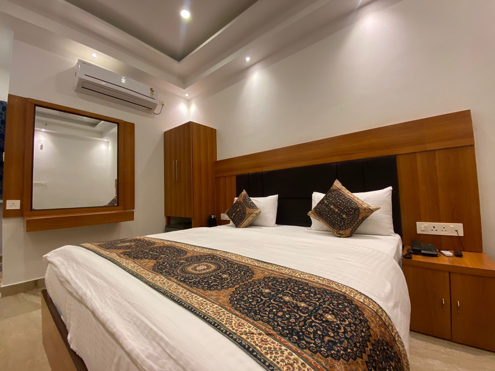 Hotel Varuna Grand Deluxe Room King 3