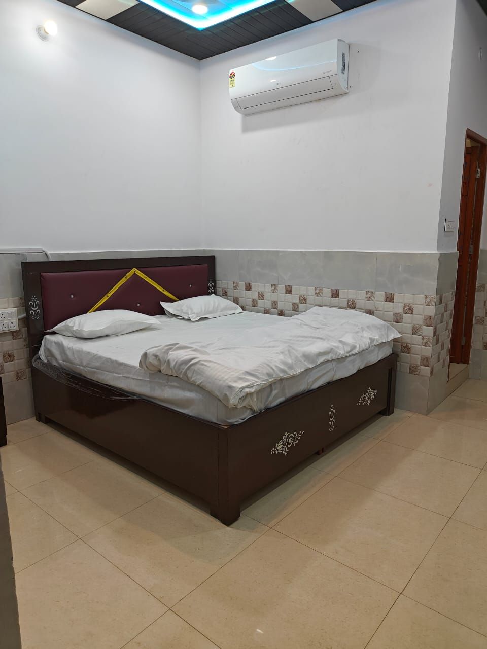 Rudra Inn Deluxe Room 2