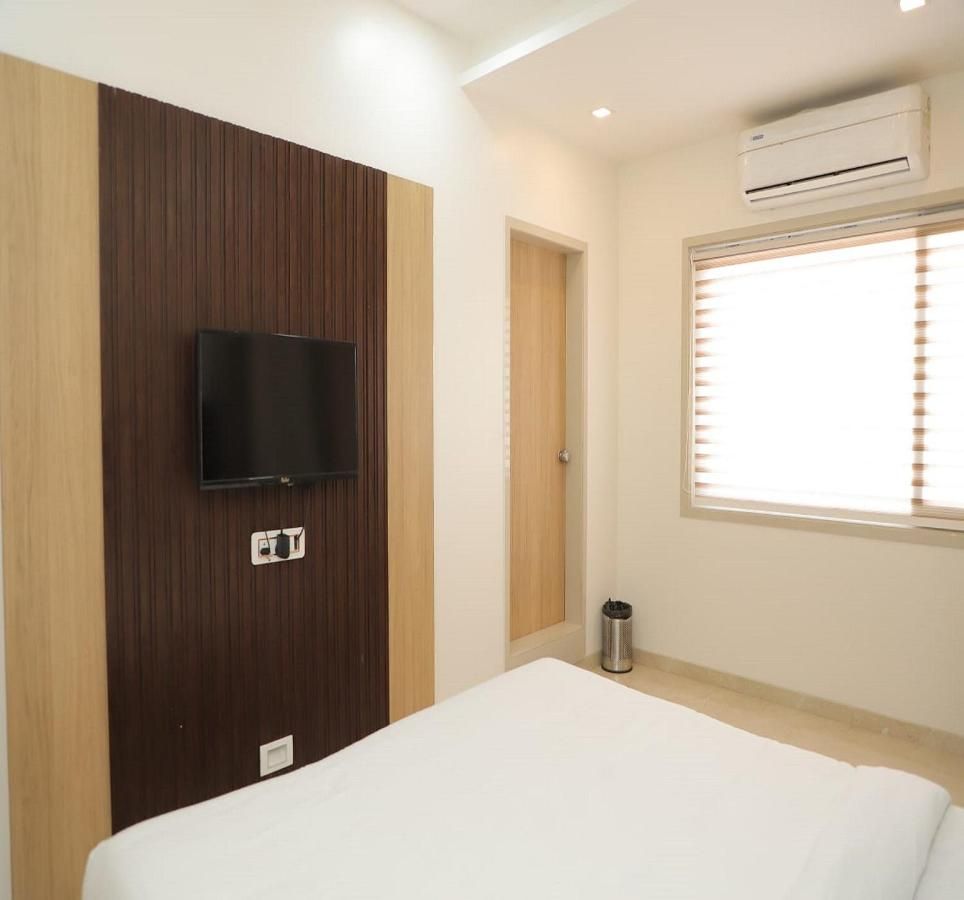 Dwarka Palace Lodging Deluxe AC Room 2