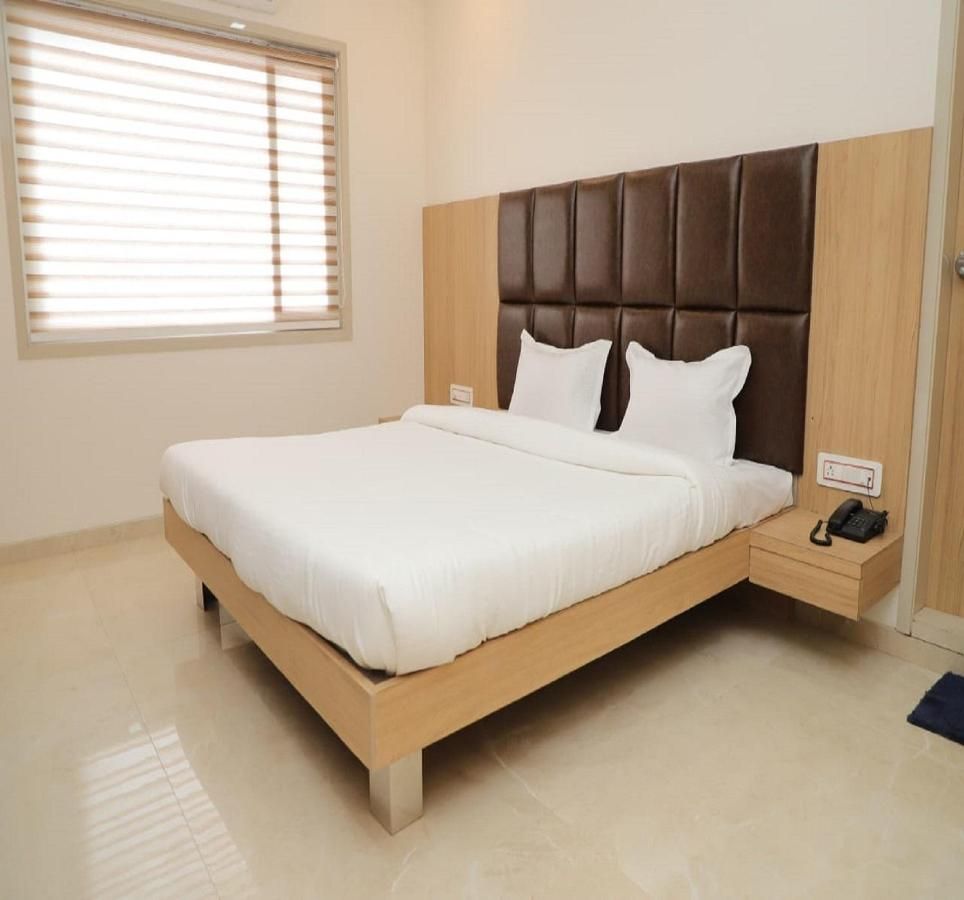 Dwarka Palace Lodging Deluxe AC Room 3