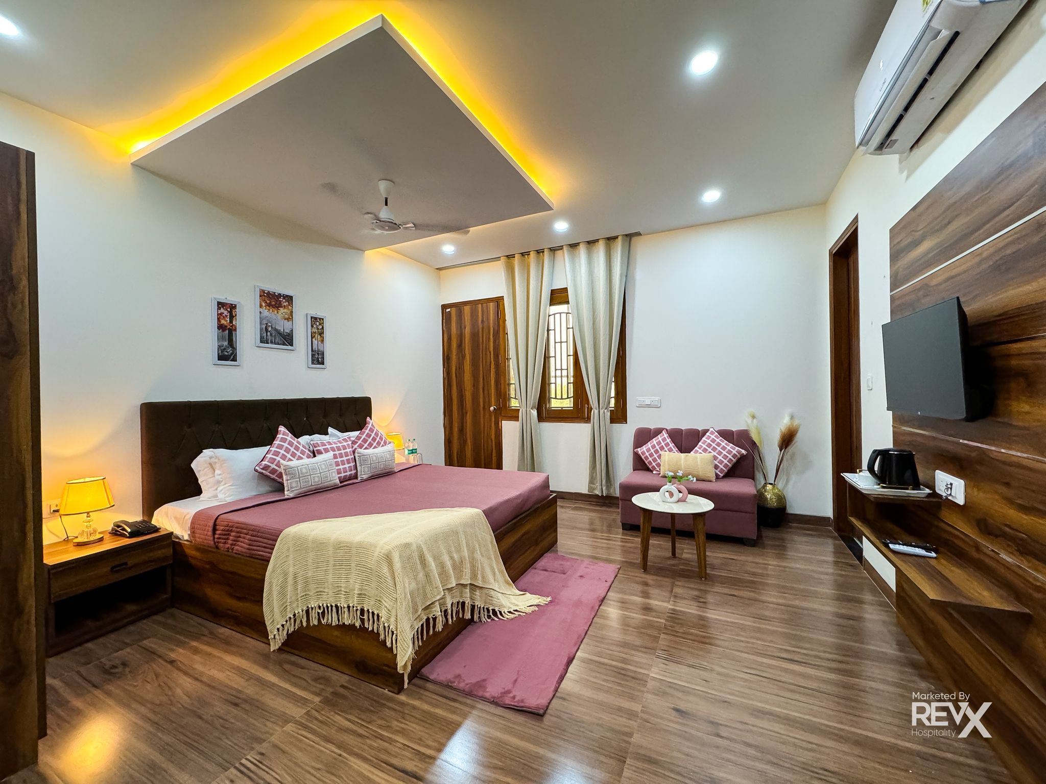 Guru Sadan Deluxe Room 8