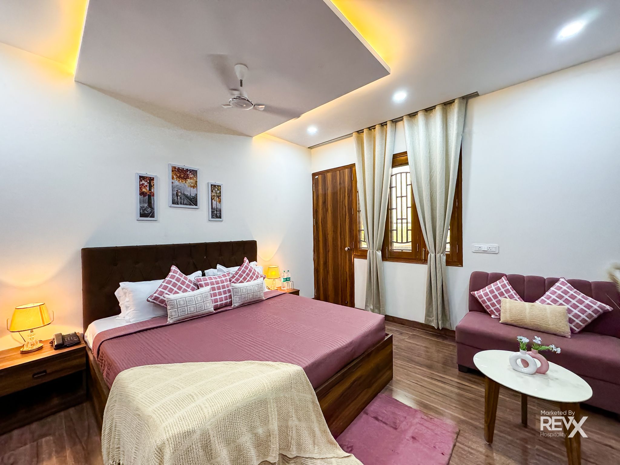 Guru Sadan Deluxe Room 9