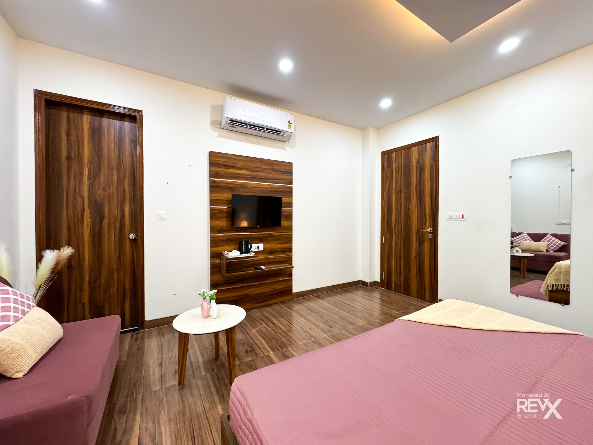 Guru Sadan Deluxe Room 13