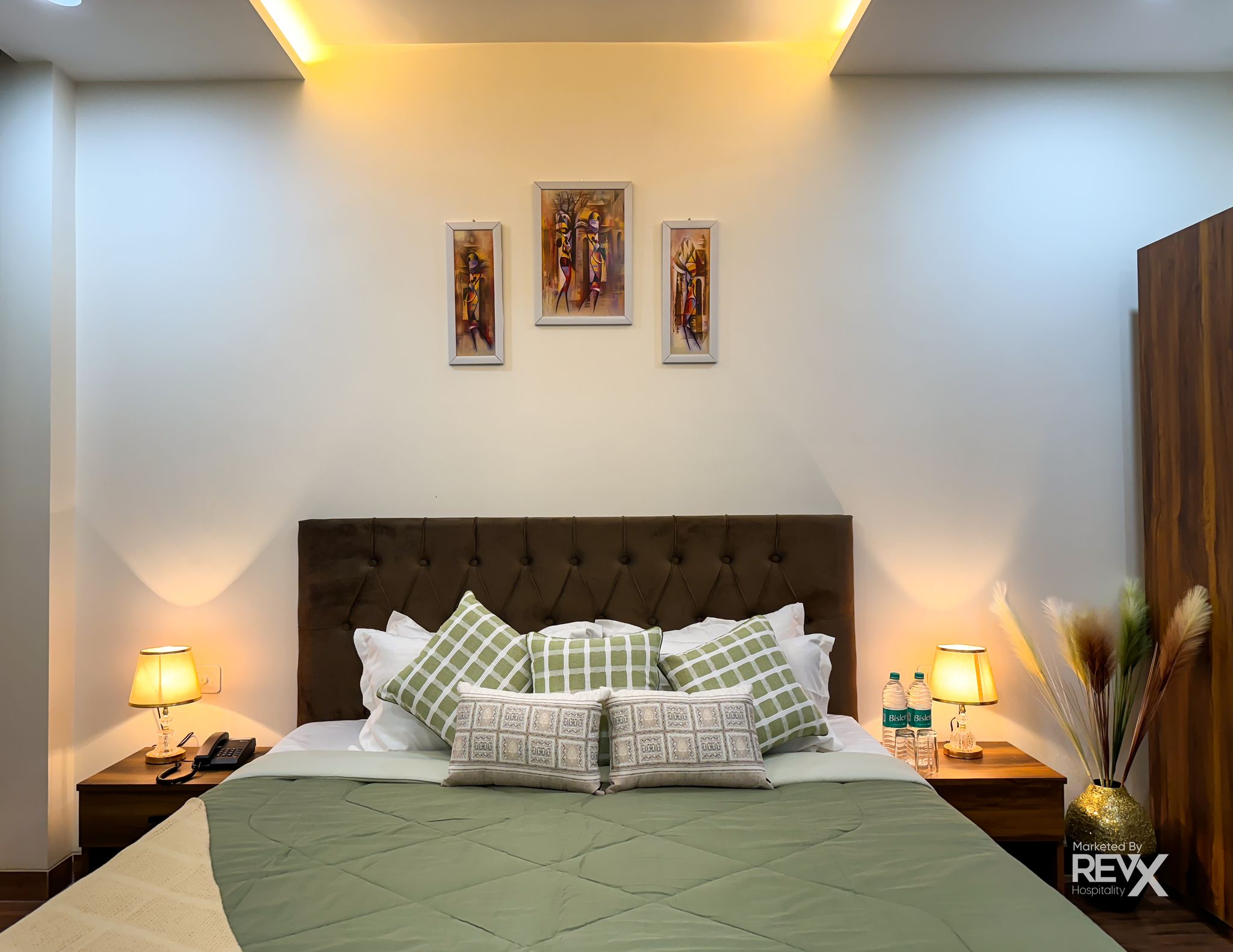 Guru Sadan Deluxe Room 4
