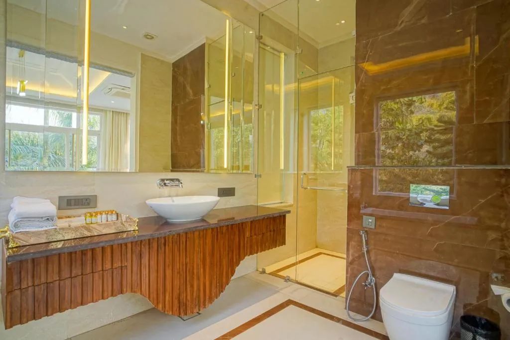 Celebrity Suite with BathTub