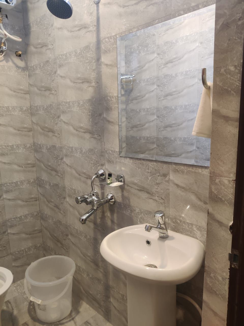 Yellow Sapphire Hotel Gachibowli Deluxe Room 2