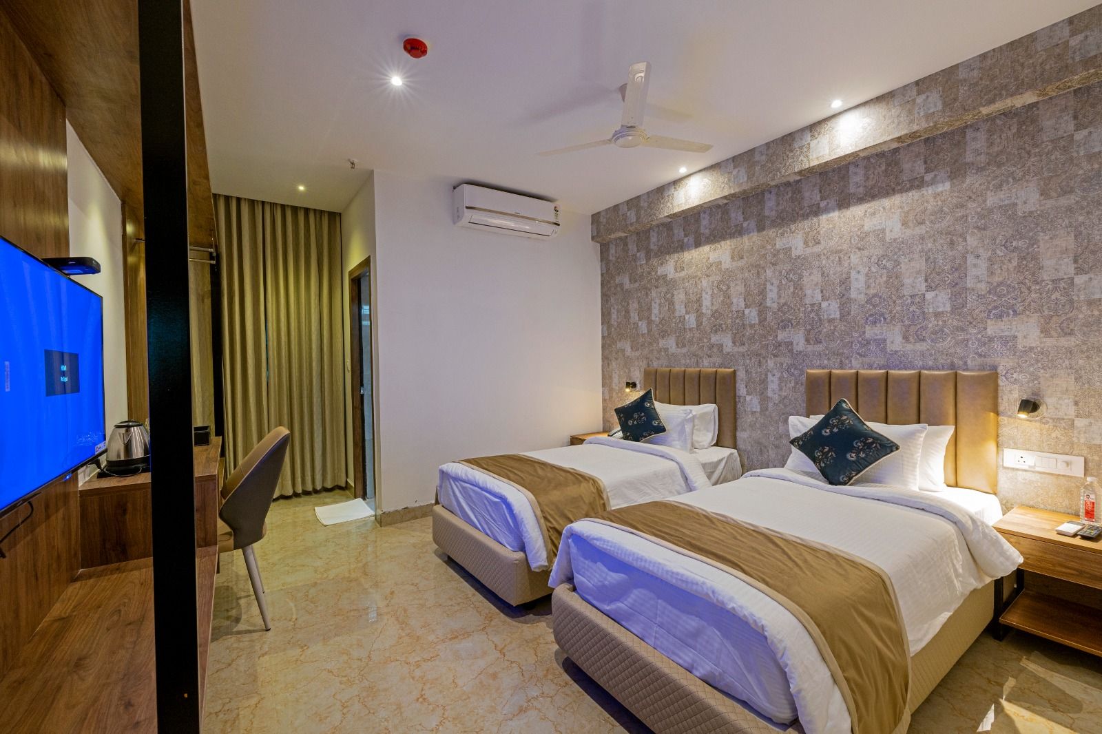 Hotel Grand Continent Gachibowli, US Consulate, Hyderabad Deluxe Twin Bed