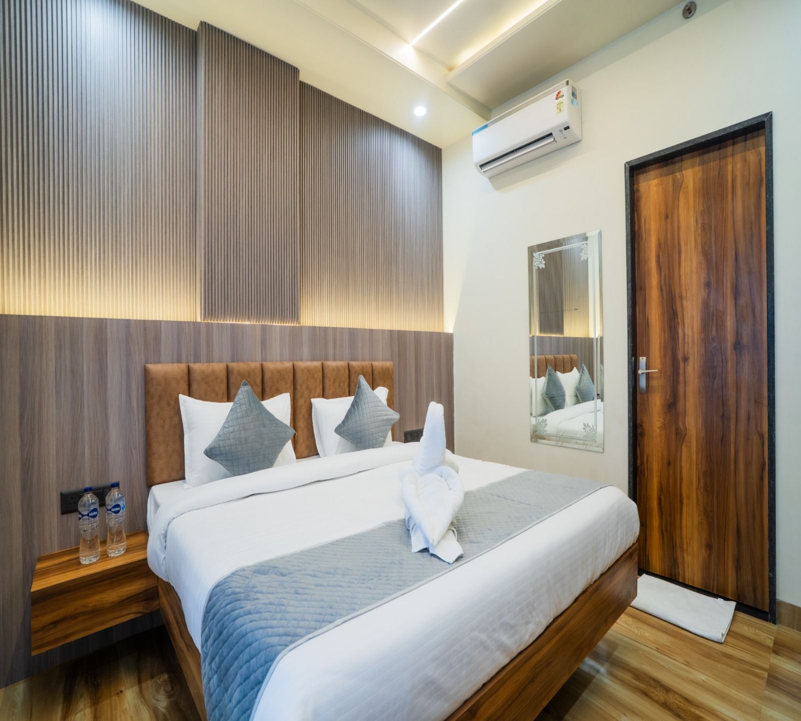 Hotel De Grand Dwarka Deluxe Room